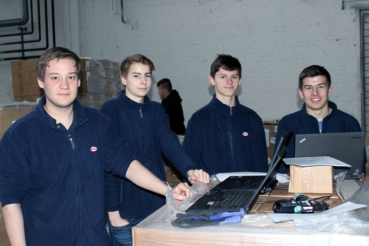 Von links: Azubi Robin Küster und die drei Schülerpraktikanten Justus Winter, Nicolas Reinicke und Nils Held