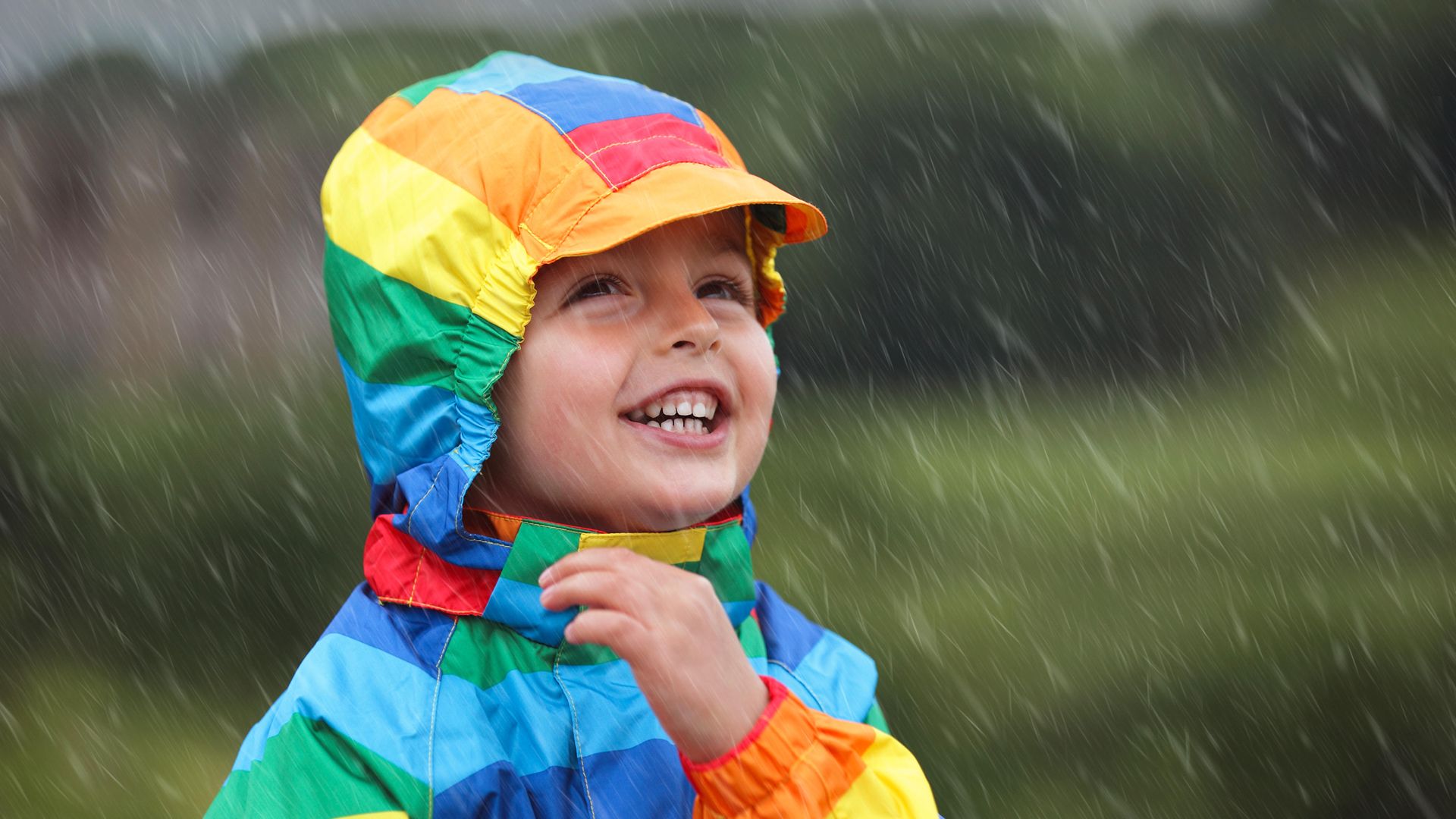 Initiative „NaturKinder 2015“: Kind im Regen