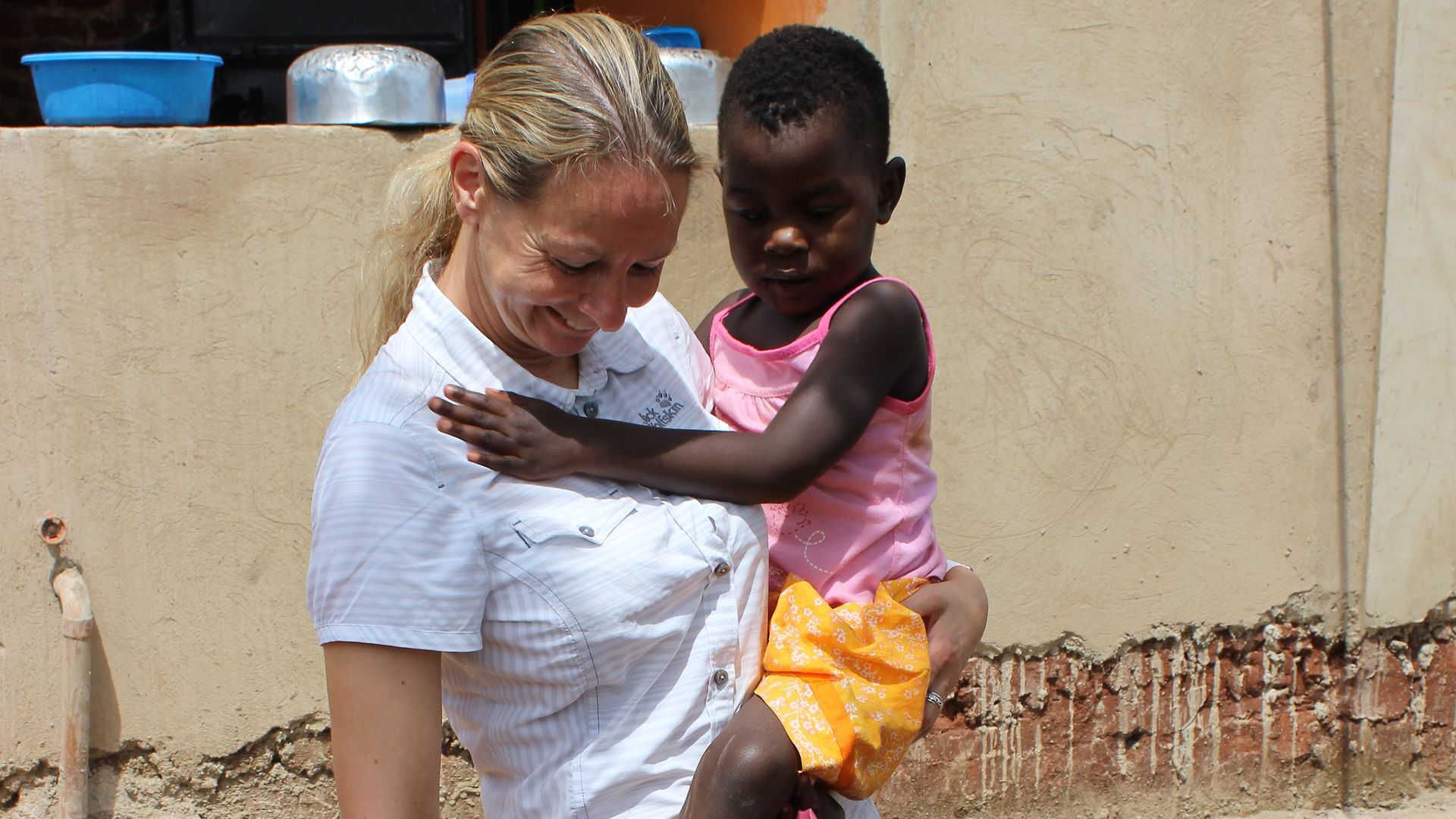 Uganda: Volunteer work at an orphanage in Jinja.