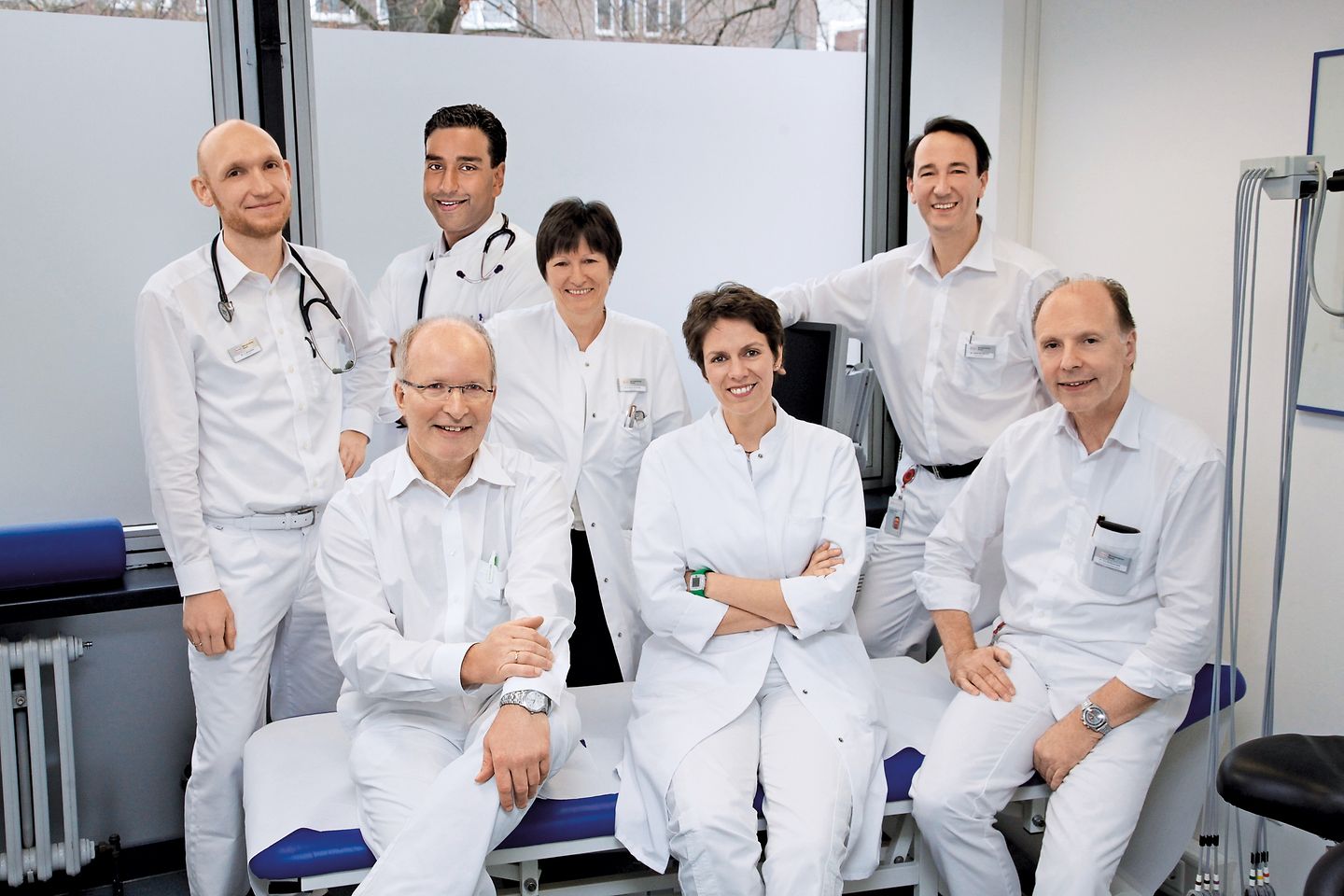Dr. Antonius Reifferscheid (1. Reihe, ganz rechts) mit seinem Team der Werksärzte