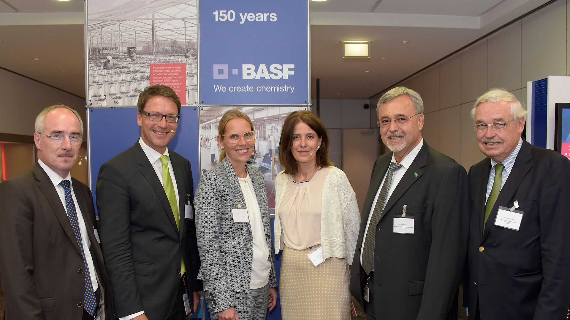 Von links: Jan-Peter Sander (BASF), Stephan Füsti-Molnár (Henkel), Britta Gallus (Metro), Moderatorin Constanze Abratzky, Dr. Levent Yüksel (BASF) und Klaus Zimmermann (IHK)