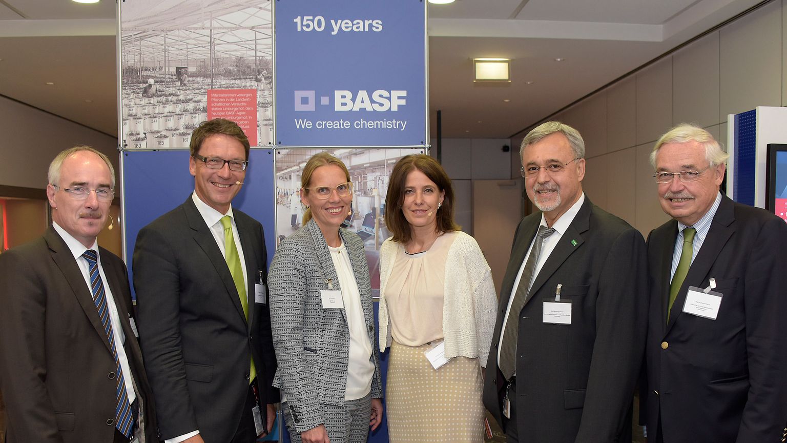Von links: Jan-Peter Sander (BASF), Stephan Füsti-Molnár (Henkel), Britta Gallus (Metro), Moderatorin Constanze Abratzky, Dr. Levent Yüksel (BASF) und Klaus Zimmermann (IHK)