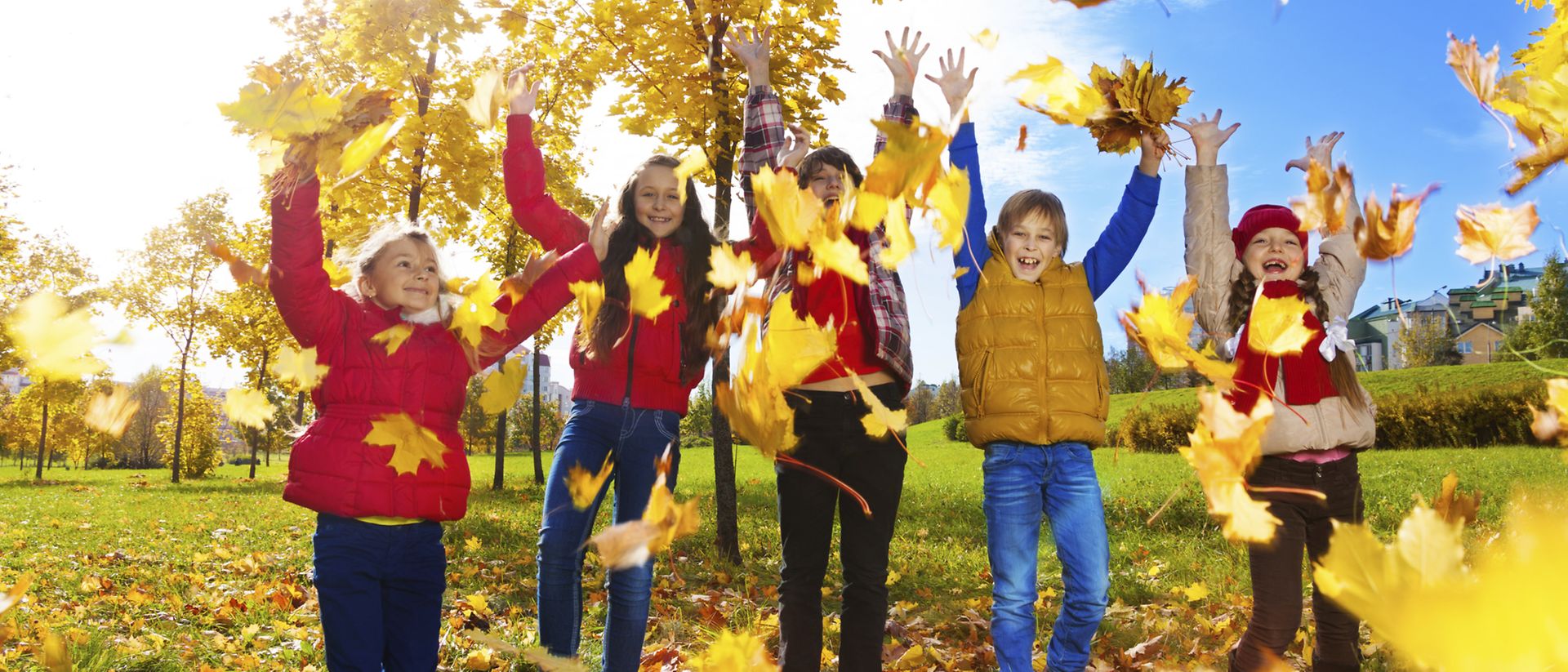 Ausgiebige Waldspaziergänge durch bunte Blätter, im Matsch toben mit den Kindern und hinterher ein heißer Tee zur Entspannung – der Herbst steht vor der Tür und mit ihm eine ganze Reihe voller typischer Fleckengefahren. Wir zeigen Ihnen die besten Tipps zum Fleckenentfernen.