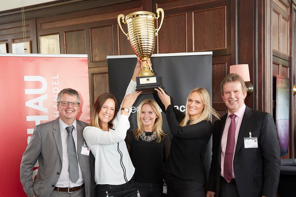 Sabine Kürten, Brand Management WC Frisch, Catherin Freier, PR, und Corinna Bender, Brand Management Somat nahmen den Innovation Award entgegen