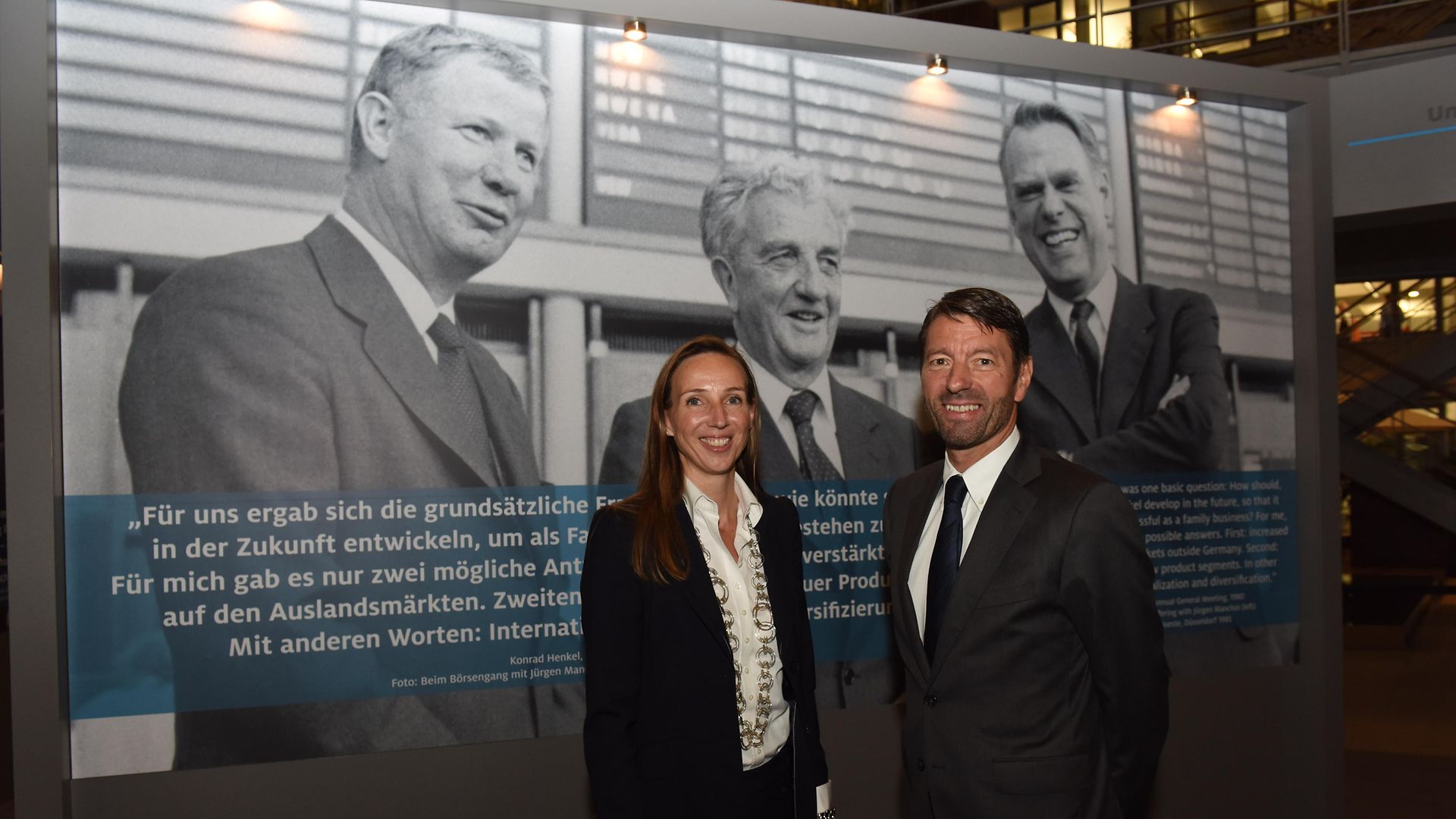 Im Oktober wäre Dr. Konrad Henkel, Enkel des Firmengründers Fritz Henkel, 100 Jahre geworden. Bei der Ausstellungseröffnung: Dr. Simone Bagel-Trah, Vorsitzende des Aufsichtsrats und des Gesellschafterausschusses, und Kasper Rorsted, Vorsitzender des Vorstands.