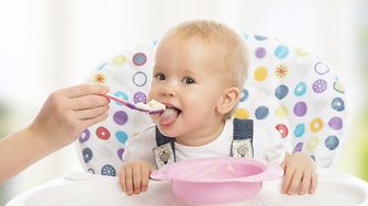 Strahlende Sauberkeit für Hochstuhl und Lätzchen