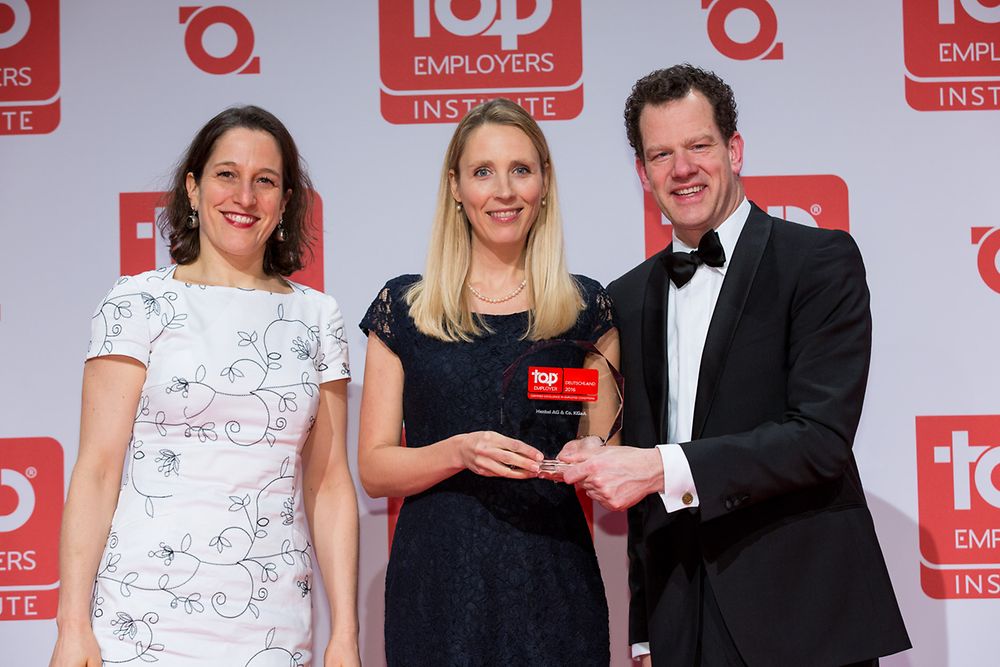 David Plink, CEO des Top Employer Institute hands over the award for Henkel to Dr. Lena Christiaans, Head of Corporate Employer Branding & Recruitment, and Nora Schoenthal, Head of Talent, Leadership & Learning (left)