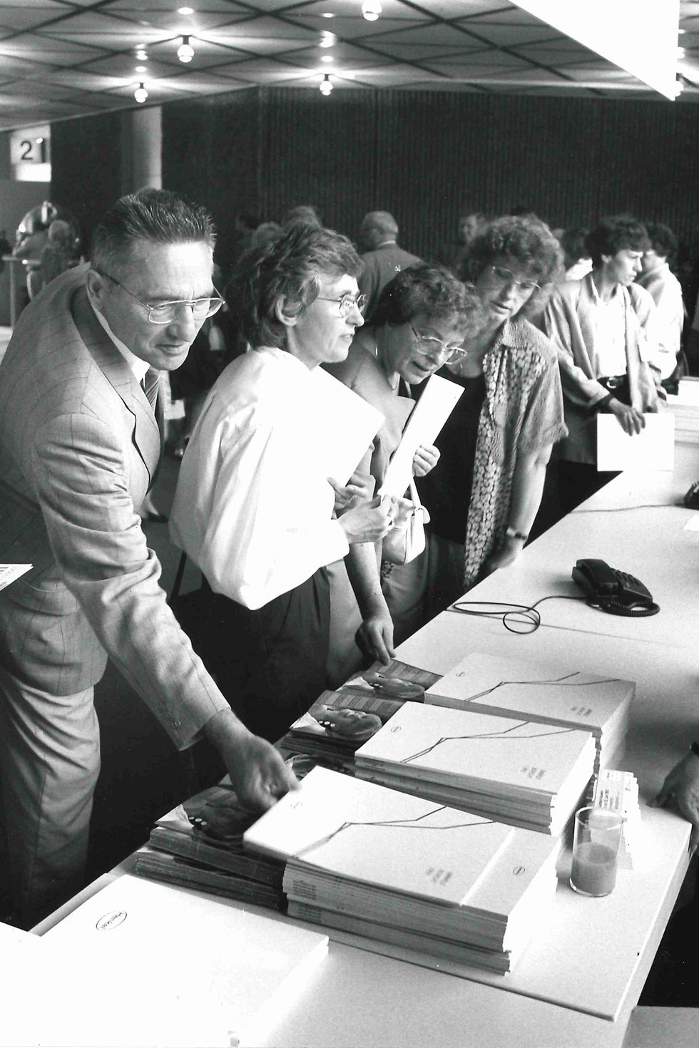 Aktionäre mit dem ersten Umweltbericht von Henkel auf der Hauptversammlung 1992