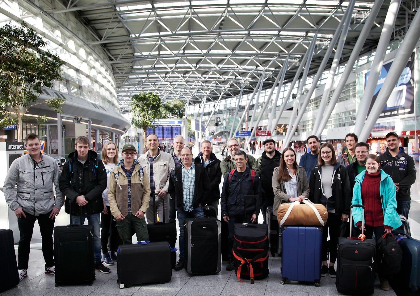 Das Baureise-Team vor dem Abflug am Flughafen Düsseldorf