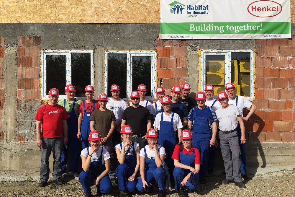 19 Henkel employees from Germany volunteered to build a house 