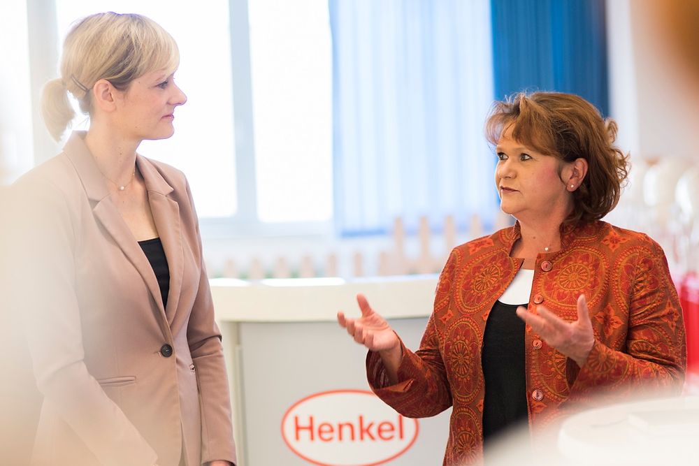 Regina Neumann-Busies, Leiterin der Sozialen Dienste bei Henkel (r.), mit Ministerin Christina Kampmann