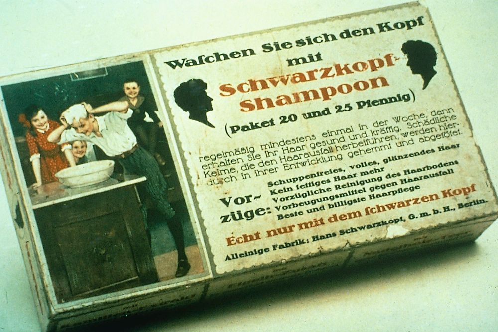 

1903: Shampoon is the first Schwarzkopf powder shampoo in Germany.