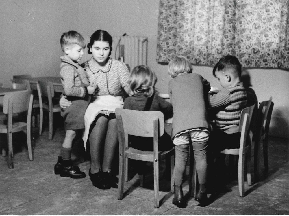 1940-henkel-erzieherin-mit-kindern.jpg