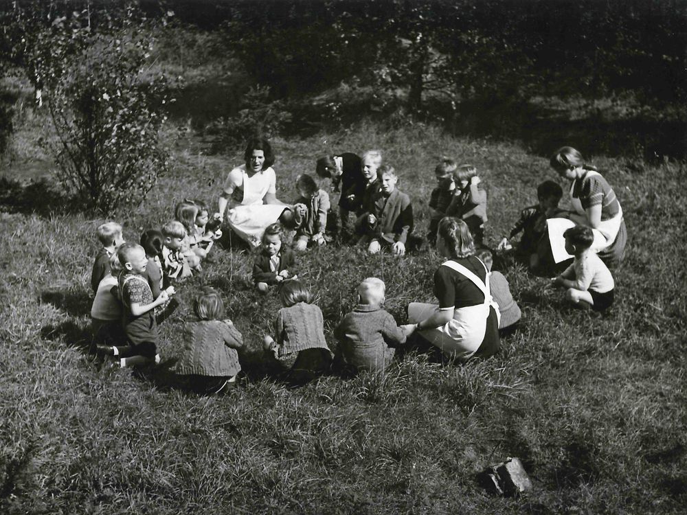1948-henkel-werkskindergarten-sitzkreis-draussen.jpg