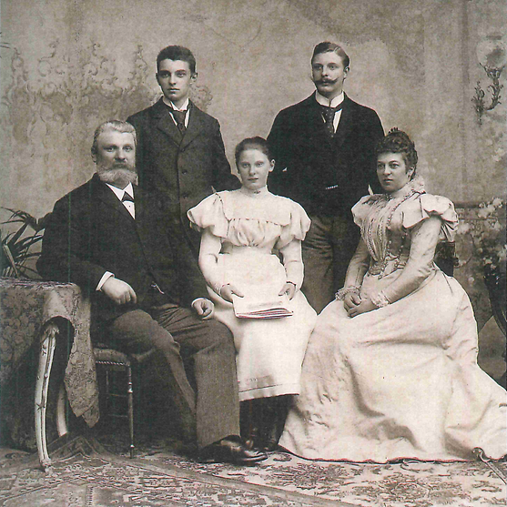 1901: Fritz Henkel with his wife Elisabeth und three children Fritz junior (standing to the right), Hugo and Emmy