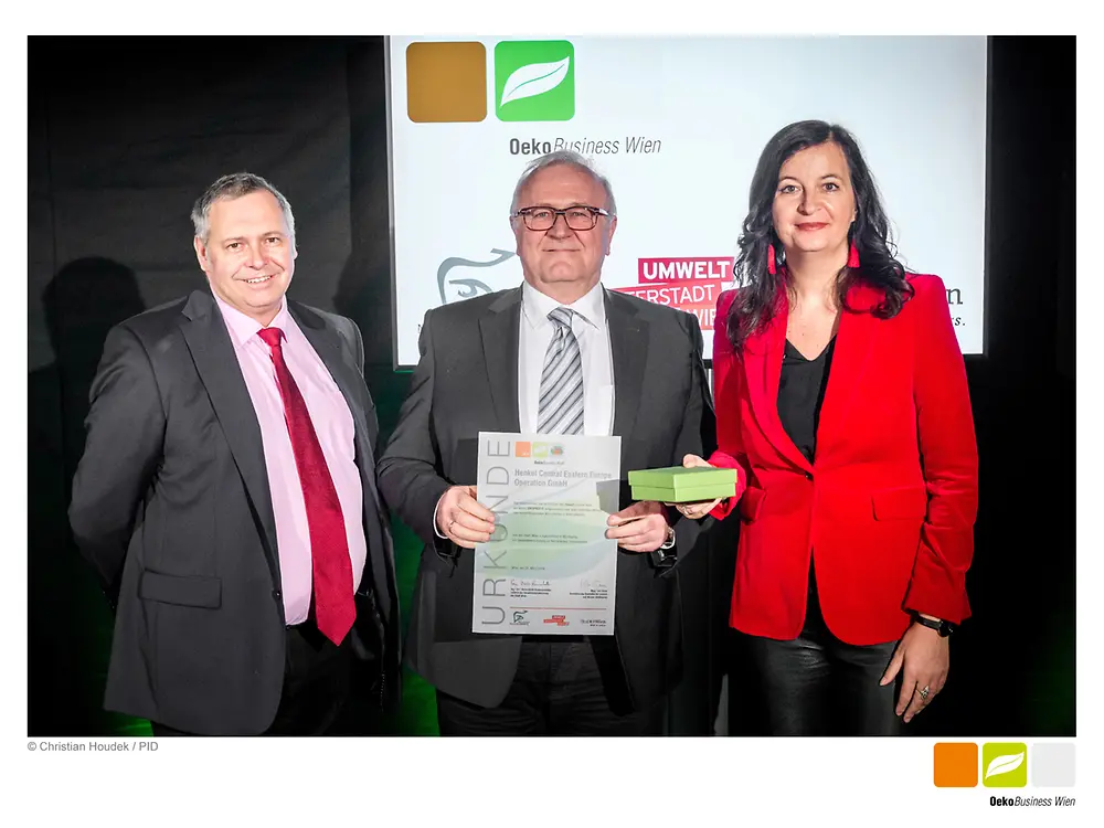 (V.l.n.r.) Für Henkel nahmen Thomas Fuhrmann (Qualitäts-Manager) und Alfred Smyrek (Werksleiter Wien) die ÖkoBusiness Wien Betrieb-Auszeichnung von Wiens Umweltstadträtin Ulli Sima entgegen.