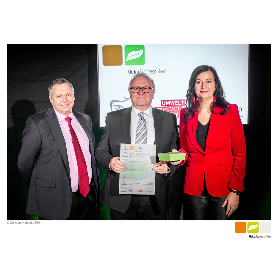 (V.l.n.r.) Für Henkel nahmen Thomas Fuhrmann (Qualitäts-Manager) und Alfred Smyrek (Werksleiter Wien) die ÖkoBusiness Wien Betrieb-Auszeichnung von Wiens Umweltstadträtin Ulli Sima entgegen.