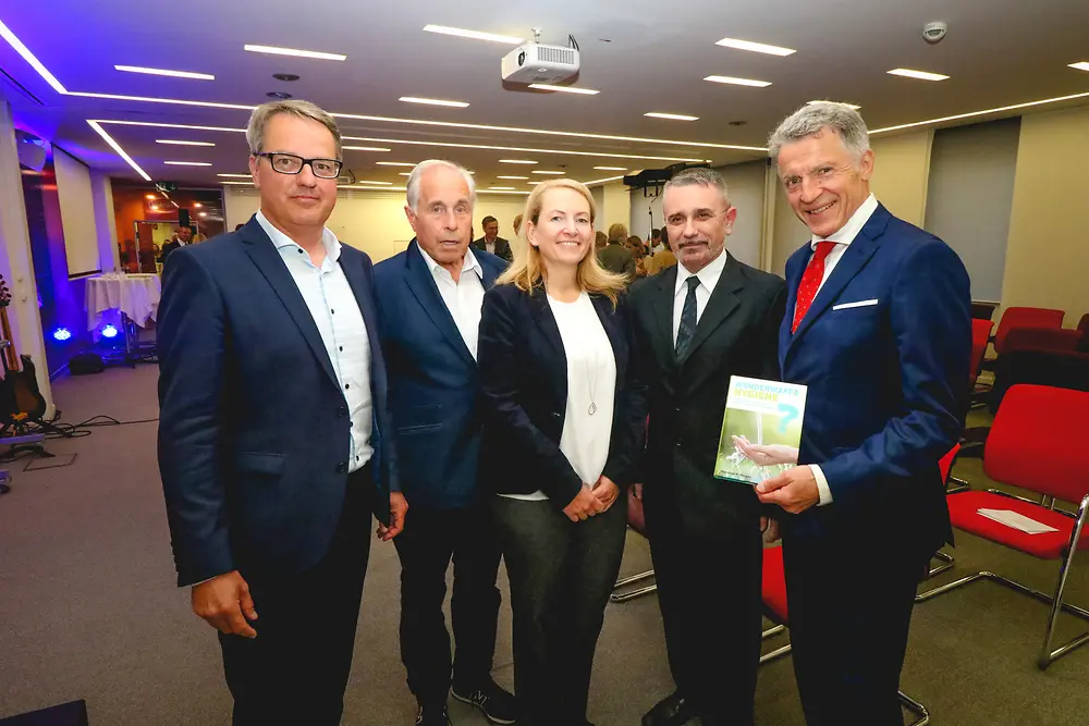 Vorrang für Hygiene (v.re.): Dr. Manfred F. Berger, Dr. Konrad Kopecky (Salesianer Miettex), Sabine Hochkugler (Henkel), Univ. Prof. Dr. Michael Kunze, Michael Sgiarovello (Henkel).