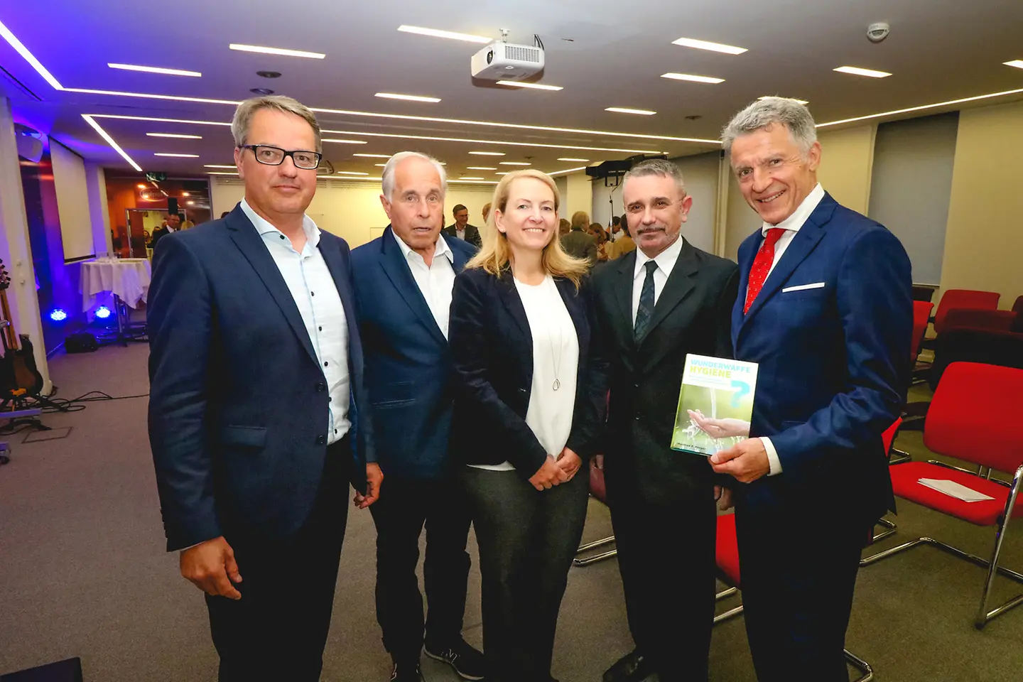 Vorrang für Hygiene (v.re.): Dr. Manfred F. Berger, Dr. Konrad Kopecky (Salesianer Miettex), Sabine Hochkugler (Henkel), Univ. Prof. Dr. Michael Kunze, Michael Sgiarovello (Henkel).