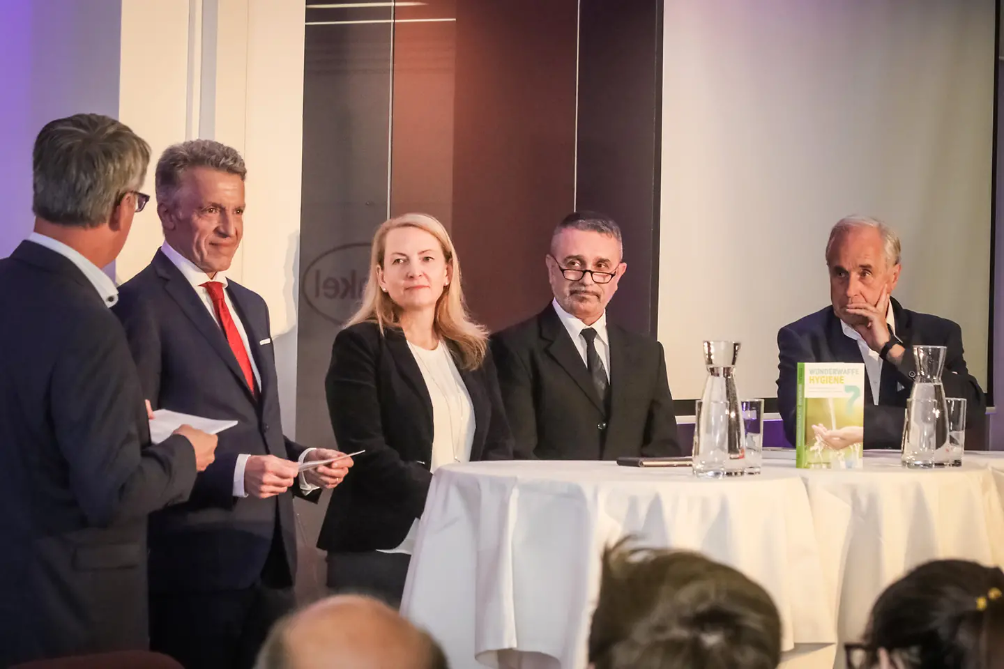 Intensive Diskussion (v.li.): Michael Sgiarovello (Henkel), Dr. Manfred F. Berger, Sabine Hochkugler (Henkel), Dr. Konrad Kopecky (Salesianer Miettex), Univ. Prof. Dr. Michael Kunze.