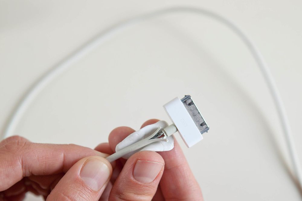 Dank seiner flexiblen Eigenschaften kann Kintsuglue beispielsweise um beschädigte Kabel von Ladegeräten gewickelt werden.