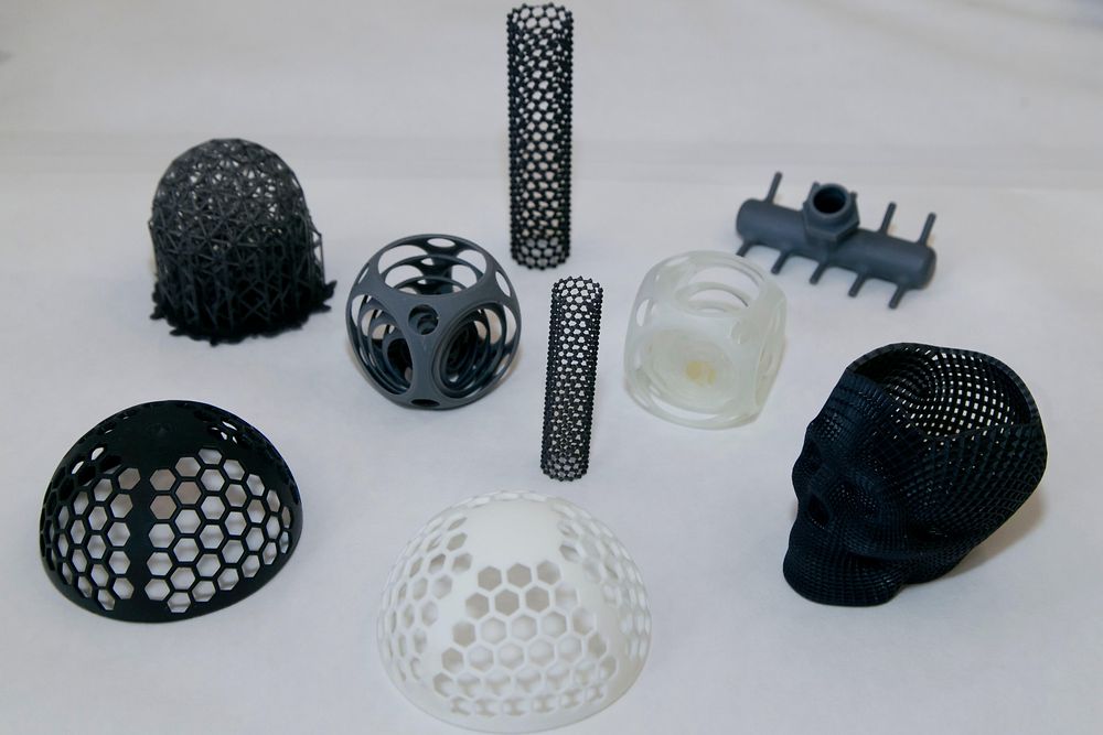 3D-gedruckte Prototypen in verschiedenen Formen und Größen.