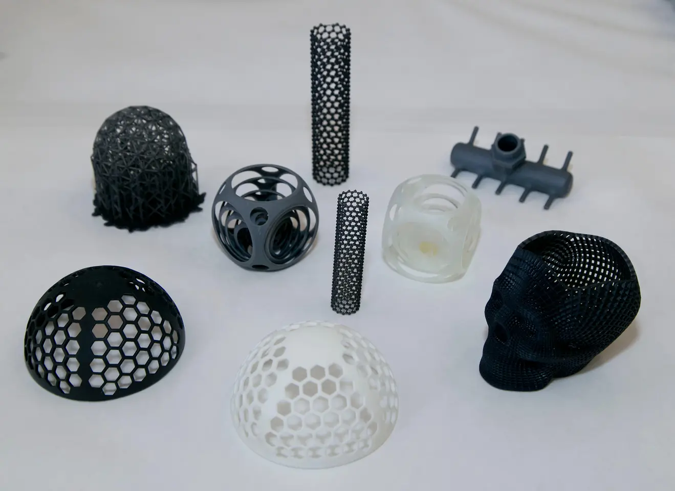 3D-gedruckte Prototypen in verschiedenen Formen und Größen.