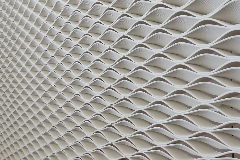 Eine aus Loctite-Materialien 3D-gedruckte Wand im Innovations- und Interaktionszentrum von Henkel in Dublin.
