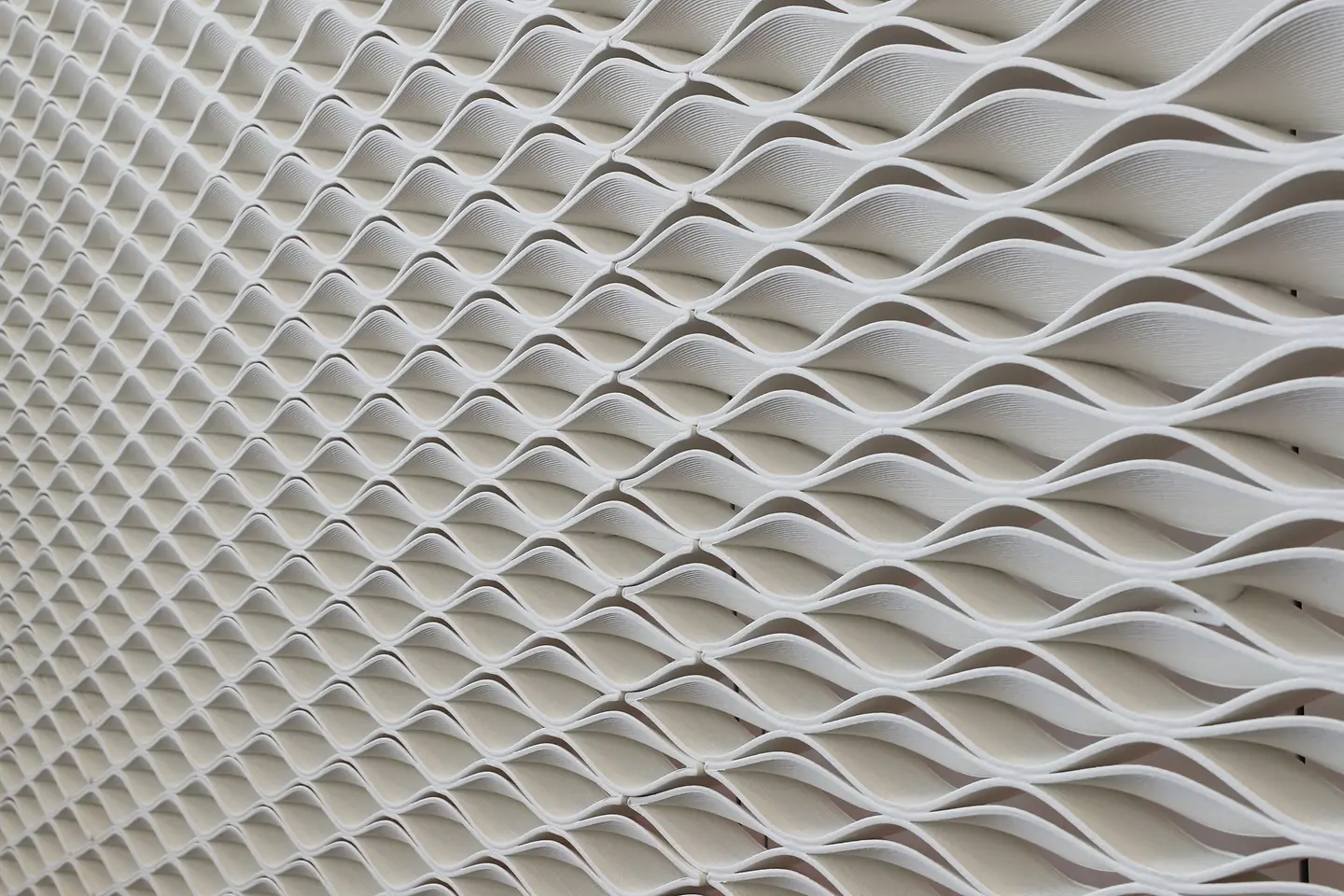 Eine aus Loctite-Materialien 3D-gedruckte Wand im Innovations- und Interaktionszentrum von Henkel in Dublin.