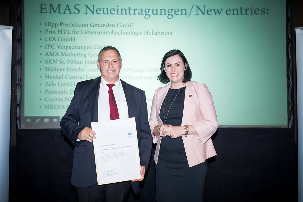 Thomas Fuhrmann, Quality-Manager von Henkel und Elisabeth Köstinger, Bundesministerin für Nachhaltigkeit und Tourismus, bei der Übergabe der EMAS-Auszeichnung - Fotocredit: BMNT, Paul Gruber