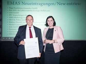 Thomas Fuhrmann, Quality-Manager von Henkel und Elisabeth Köstinger, Bundesministerin für Nachhaltigkeit und Tourismus, bei der Übergabe der EMAS-Auszeichnung - Fotocredit: BMNT, Paul Gruber