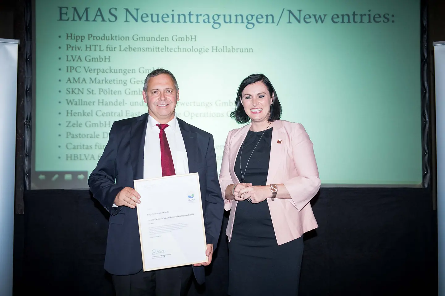 Thomas Fuhrmann, Quality-Manager von Henkel und Elisabeth Köstinger, Bundesministerin für Nachhaltigkeit und Tourismus, bei der Übergabe der EMAS-Auszeichnung - Fotocredit: BMNT, Paul Gruber