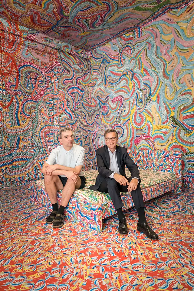 Henkel-Manager Georg Grassl (re.) und Künstler Milan Mladenovic in der RAUMSTATION in der Schikanedergasse 2 im vierten Wiener Gemeindebezirk.