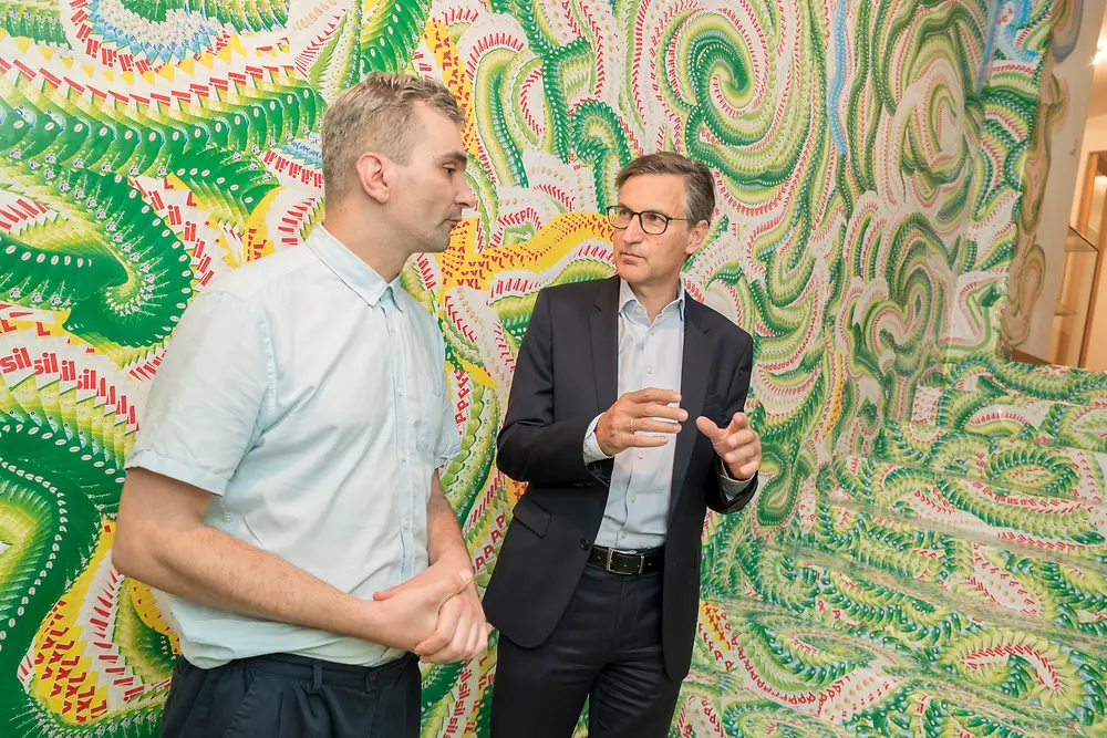 Der Künstler Milan Mladenovic (li.) mit Henkel-Manager Georg Grassl im von ihm gestalteten Stiegenaufgang in der Galerie Georg Kargl in der Schleifmühlgasse 5 im vierten Wiener Gemeindebezirk.