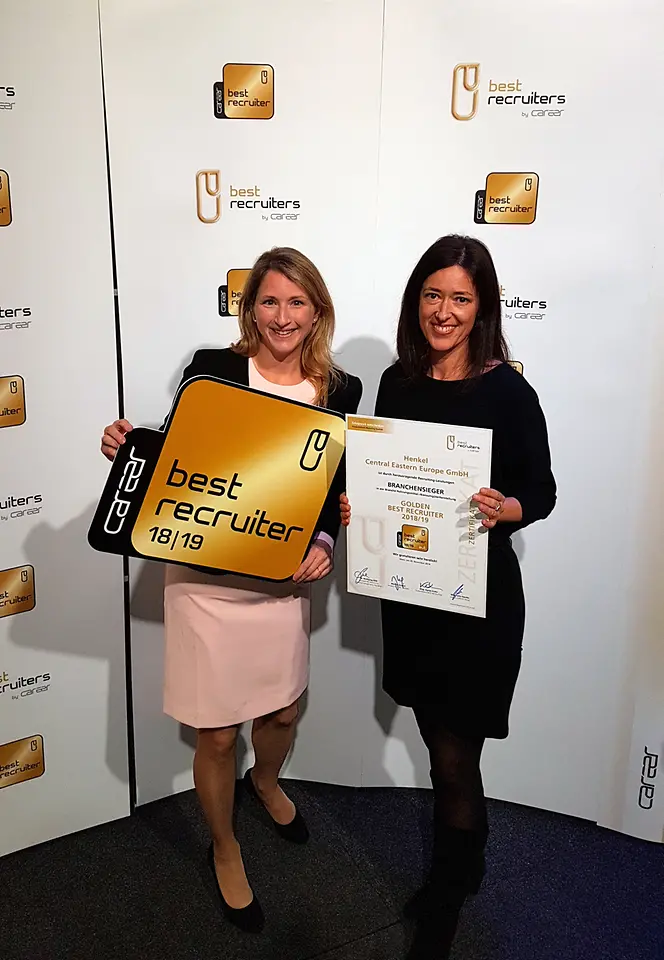 Für Henkel nahmen die beiden Henkel Recruitment-Manager Mag. Astrid Reitbauer (links) und Mag. Monika Jochum (rechts) die Auszeichnung zum „Best Recruiter“ entgegen.