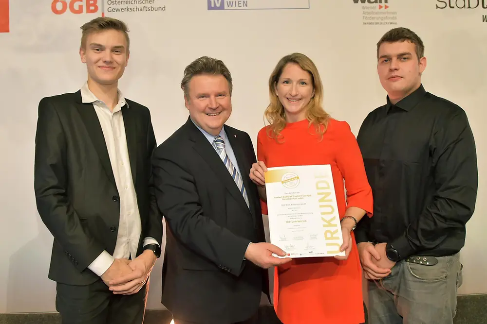 Für Henkel CEE nahmen Mag. Astrid Reitbauer (Recruiting & Employer Branding Henkel CEE) sowie die beiden Lehrlinge Andreas Sehnal (links) und Noel Smith (rechts) die Auszeichnung „Top-Lehrbetrieb“ von Wiens Bürgermeister Michael Ludwig (2.v.l.) entgegen.