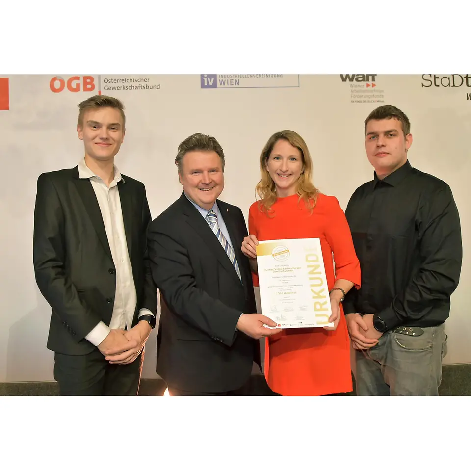 Für Henkel CEE nahmen Mag. Astrid Reitbauer (Recruiting & Employer Branding Henkel CEE) sowie die beiden Lehrlinge Andreas Sehnal (links) und Noel Smith (rechts) die Auszeichnung „Top-Lehrbetrieb“ von Wiens Bürgermeister Michael Ludwig (2.v.l.) entgegen.