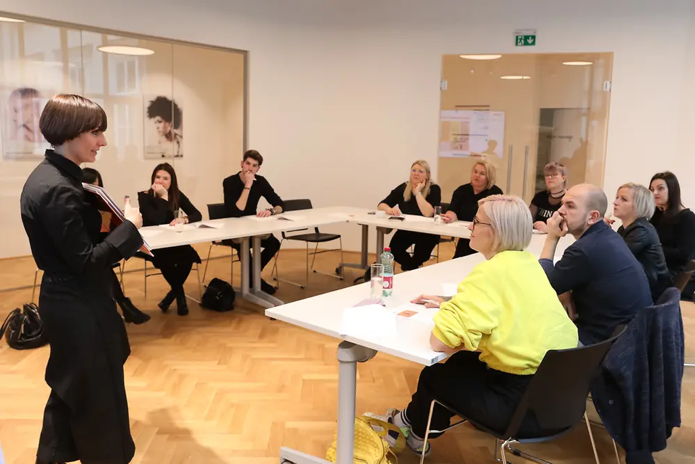 Die beiden Präsentationsräume fassen jeweils bis zu 120 Personen und lassen sich bei Bedarf in mehrere kleinere Meeting- und Seminarräume für acht bis 30 Personen umfunktionieren. Sie werden auch an externe Firmen als Eventlocation vermietet. - ®KatharinaSchiffl