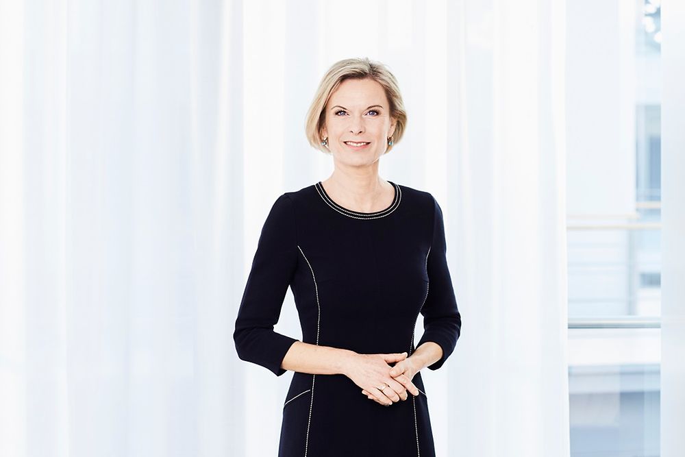 
2011: Kathrin Menges became a Management Board member of Henkel AG & Co. KgaA with the responsibility for Human Resources and Infrastructure Services – at a time when less than 10 percent of the members of the Management Board of a DAX 30 company were women. Kathrin Menges had joined Henkel in 1999.