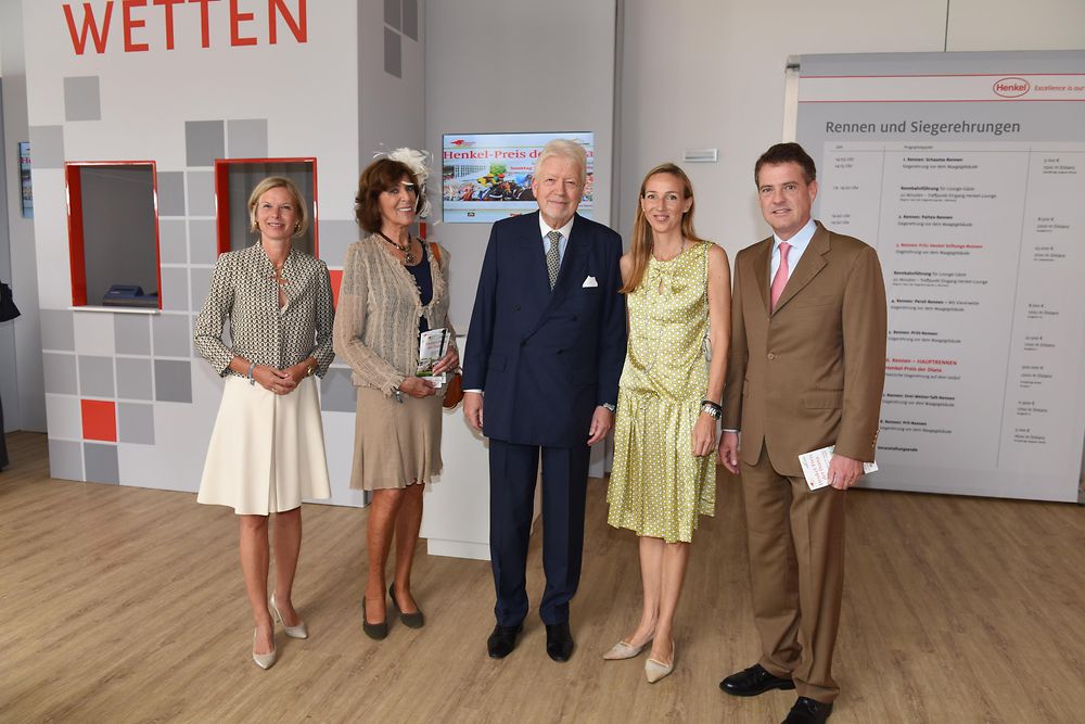 Henkel-Personalvorstand Kathrin Menges, Helga Endres und Peter Endres und Dr. Simone Bagel-Trah mit Ehemann (v.l.).