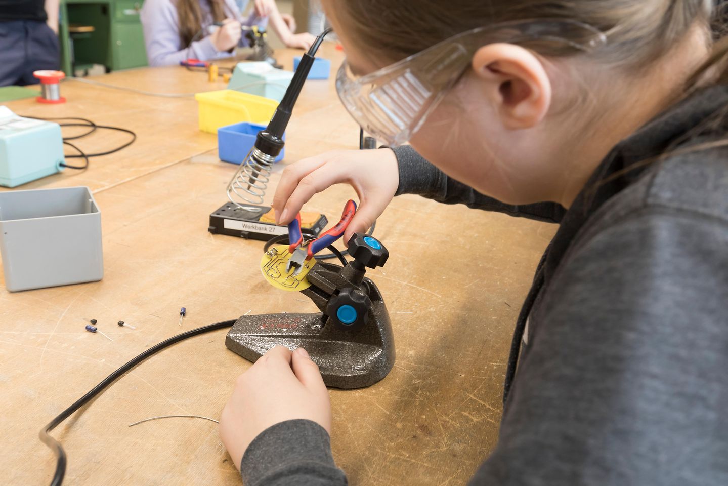 Girls' Day: Die Siebt- und Achtklässlerinnen bauten eine filigrane Blinkschaltung in der Elektrotechnik.