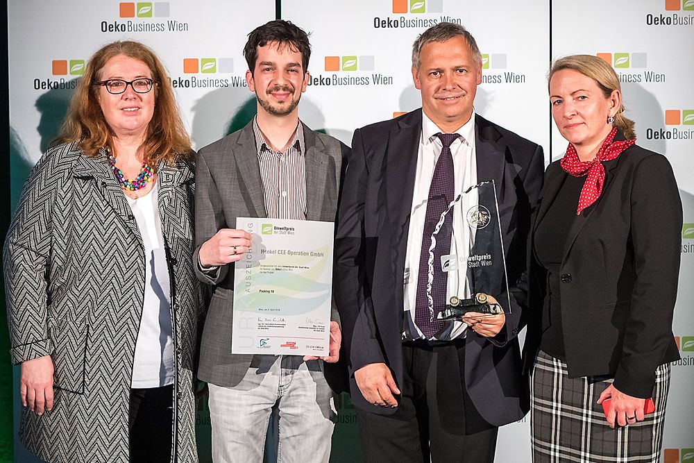 Henkel erhält den Umweltpreis der Stadt Wien für sein Projekt „Package18“. V.l.n.r.: Silvia Leodolter (AK Wien), Christoph Giesinger, Thomas Fuhrmann und Sabine Hochkugler (alle Henkel)