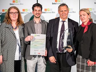 Henkel erhält den Umweltpreis der Stadt Wien für sein Projekt „Package18“. V.l.n.r.: Silvia Leodolter (AK Wien), Christoph Giesinger, Thomas Fuhrmann und Sabine Hochkugler (alle Henkel)