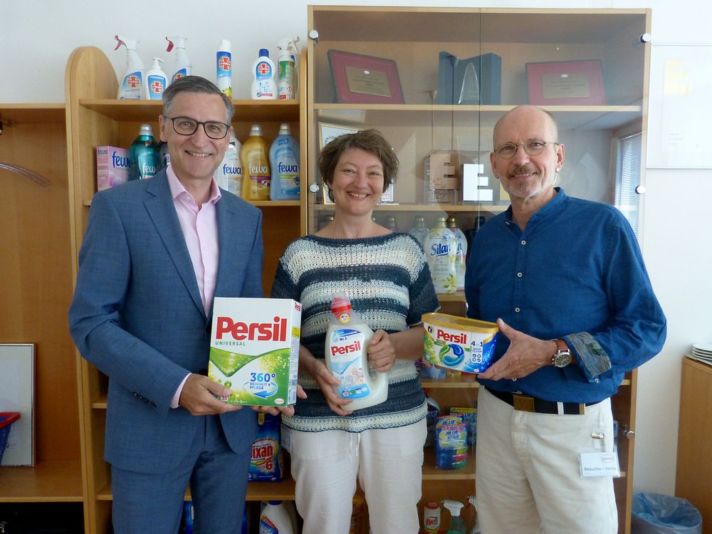 Henkel CEE unterstützt auch in diesem Jahr Auftakt GmbH mit einem Jahresbedarf an Waschmittel. V.l.n.r. Mag. Georg Grassl (General Manager Henkel Laundry & Home Care Österreich), Mag. Irene Luftensteiner und Mag. Robert Winklehner (beide Auftakt GmbH).