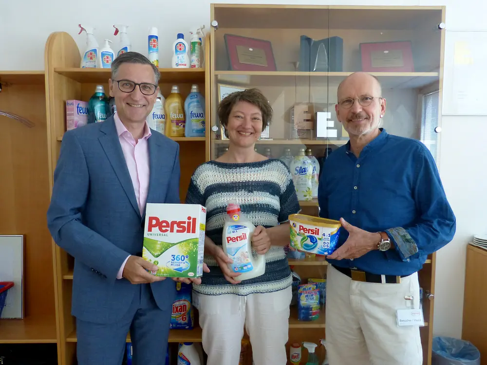 Henkel CEE unterstützt auch in diesem Jahr Auftakt GmbH mit einem Jahresbedarf an Waschmittel. V.l.n.r. Mag. Georg Grassl (General Manager Henkel Laundry & Home Care Österreich), Mag. Irene Luftensteiner und Mag. Robert Winklehner (beide Auftakt GmbH).