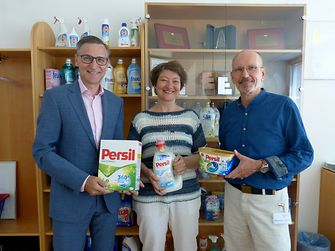 Henkel CEE unterstützt auch in diesem Jahr Auftakt GmbH mit einem Jahresbedarf an Waschmittel. V.l.n.r. Mag. Georg Grassl (General Manager Henkel Laundry & Home Care Österreich), Mag. Irene Luftensteiner und Mag. Robert Winklehner (beide Auftakt GmbH).