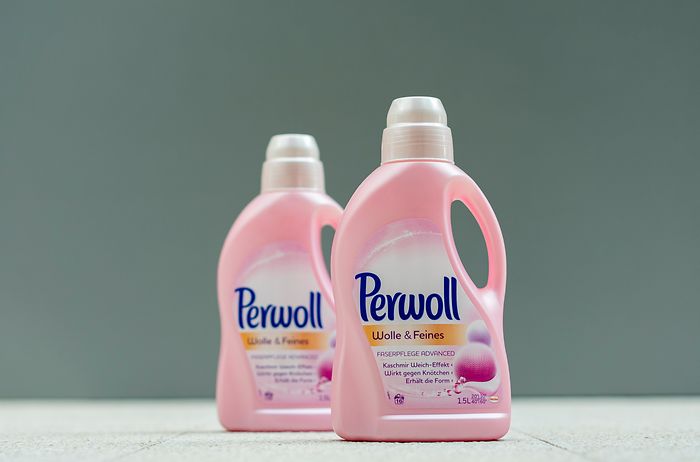 The first Perwoll bottles from chemically recycled plastic – the pilot project is part of the ChemCycling project led by BASF